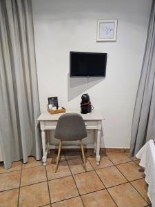 Televízia a/alebo spoločenská miestnosť v ubytovaní Hostal La Campana
