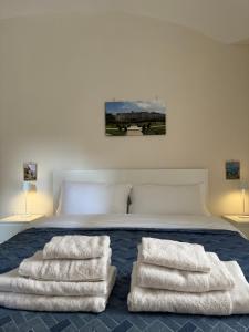 Ένα ή περισσότερα κρεβάτια σε δωμάτιο στο ART SUITE NEL CUORE DI PORTICI