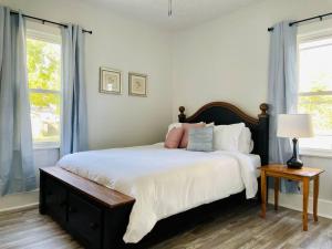 Een bed of bedden in een kamer bij The Chic Shack / Centrally Located 2BR/1BA Home
