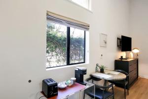 un soggiorno con scrivania e finestra di Villa Castillo 1 a Santa Barbara