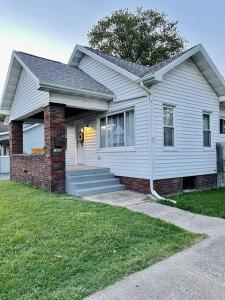 Gallery image of The Chic Shack / Centrally Located 2BR/1BA Home in Evansville