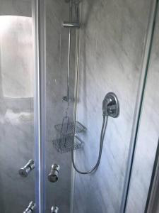 une douche avec pommeau de douche dans une salle de bain dans l'établissement Budget room 10min Walk to Swansea Centre 1, à Swansea 9 autres photos
