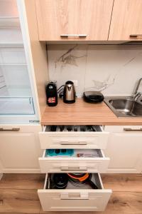 eine Küche mit weißen Schubladen und einer Spüle in der Unterkunft Loris Apartaments 205 in Durrës