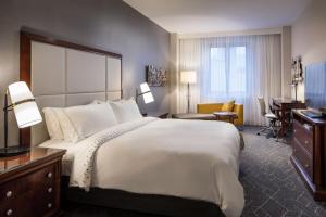 um quarto de hotel com uma cama grande e uma secretária em Renaissance Providence Downtown Hotel em Providence