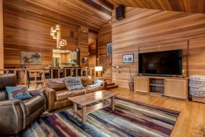 - un salon avec un canapé et une télévision dans l'établissement Lazy Pines Lodge, à Black Butte Ranch