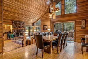 une salle à manger avec un plafond en bois, une table et des chaises dans l'établissement Lazy Pines Lodge, à Black Butte Ranch