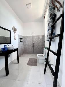 Phòng tắm tại Crystal Beach Nungwi