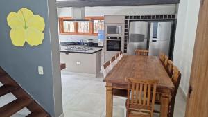 مطبخ أو مطبخ صغير في Condominio Vila dos Tucanos Canto Moreira 1 quadra da praia ,q tenis, piscina ,portaria 24 hs