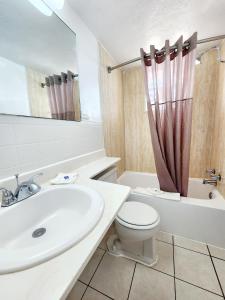 La salle de bains est pourvue d'un lavabo, de toilettes et d'une baignoire. dans l'établissement Motel 6-Canon City, CO 719-458-1216, à Canon City