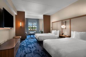 ein Hotelzimmer mit 2 Betten und einem TV in der Unterkunft Fairfield by Marriott Inn & Suites Coastal Carolina Conway in Conway