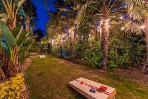 Ein Garten an der Unterkunft Tropical Palm Oasis Minutes from the Beach