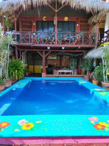 una piscina di fronte a un resort di Villas La Bella Margarita a Brisas de Zicatela