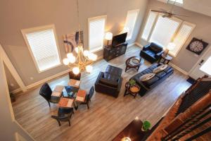 einen Blick über ein Wohnzimmer mit Möbeln in der Unterkunft Luxury 2 bedroom townhouse #3 in Lake Charles