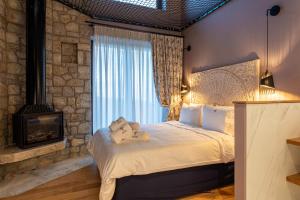 sypialnia z dużym łóżkiem i kominkiem w obiekcie 5 Raches Suites w mieście Arachova