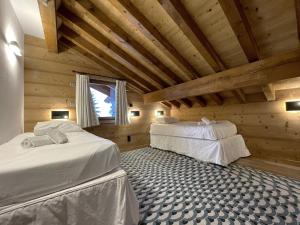 a bedroom with two beds in a wooden cabin at Appartement Saint-Martin-de-Belleville-Les Menuires, 5 pièces, 10 personnes - FR-1-452-67 in Saint-Martin-de-Belleville