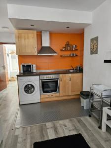 Кухня или мини-кухня в Apartamentos La Mar
