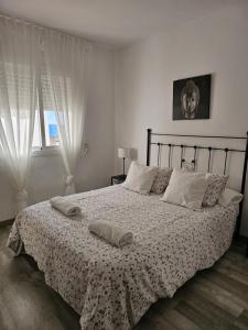 Кровать или кровати в номере Apartamentos La Mar