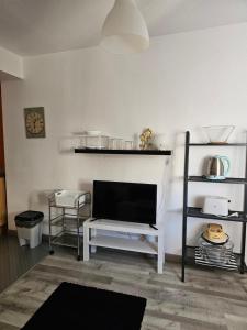 Телевизор и/или развлекательный центр в Apartamentos La Mar