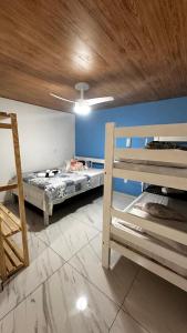 a room with two bunk beds and a ceiling at Pousada Alfa in Abraão