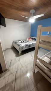 Un dormitorio con una cama y una escalera en una habitación en Pousada Alfa en Abraão