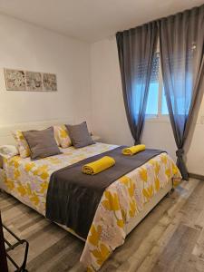 Кровать или кровати в номере Apartamentos La Mar
