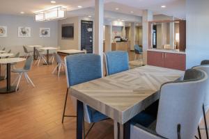 comedor con mesa y sillas en TownePlace Suites by Marriott Olympia, en Olympia