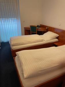 Postel nebo postele na pokoji v ubytování Hotel Merkenich