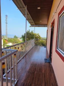 Un balcón de una casa con suelo de madera en Keshavkunj The Home Stay!!! en Mahabaleshwar