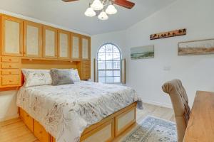 1 dormitorio con 1 cama y 1 mesa en Canal-Front Port Isabel Cottage 5 Mi to Beach!, en Port Isabel