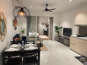 Il comprend une cuisine et un salon avec une table et des chaises. dans l'établissement Quill 5 Star Residence, à Kuala Lumpur