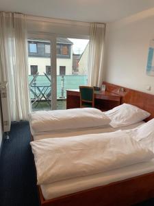 Postel nebo postele na pokoji v ubytování Hotel Merkenich