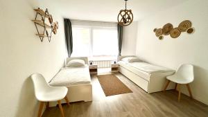 sala de estar con sofá y ventana en Wohnung in Linden - Stadtleben - 68qm, Küche, Bad, 2 Balkons, 5 Personen, WIFI en Hannover