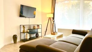 a living room with a couch and a flat screen tv at Wohnung in Linden - Stadtleben - 68qm, Küche, Bad, 2 Balkons, 5 Personen, WIFI in Hannover