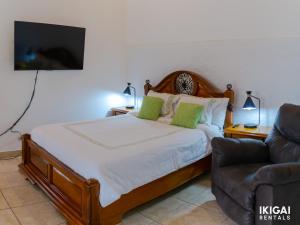 sypialnia z łóżkiem i kanapą w obiekcie Casa Rinu w San José