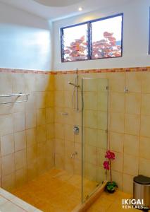 baño con ducha y puerta de cristal en Casa Rinu, en San José