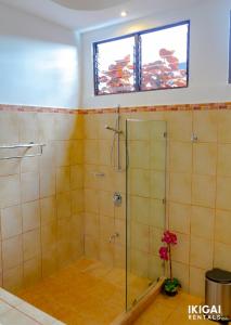 a bathroom with a shower with a glass door at Casa Rinu in San José