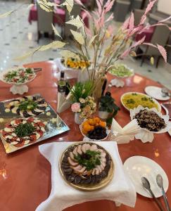 stół z talerzami jedzenia na górze w obiekcie SULTAN PLAZA Borovoe w mieście Borowoje