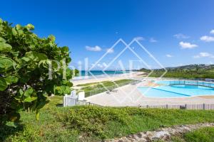 una imagen de una piscina junto a la playa en Suite Résidence Mont Vernon, en Orient Bay French St Martin