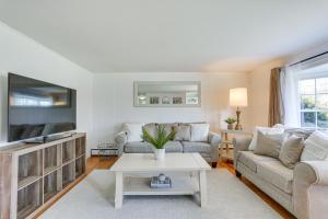 sala de estar con 2 sofás y TV en New Windsor Vacation Rental with Private Yard en New Windsor