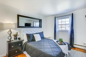 una camera da letto con un letto e uno specchio a parete di New Windsor Vacation Rental with Private Yard a New Windsor