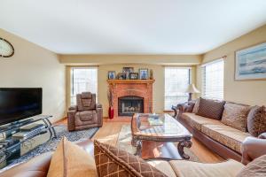Hanover Park Townhome with Grill 36 Mi to Chicago!