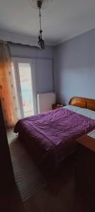 Säng eller sängar i ett rum på panoramic view of kastoria