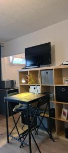 escritorio con TV y mesa con escritorio sidx sidx sidx sidx sidx sidx sidx sidx sidx sidx en Studio KAAN avec terrasse 5mn Basel Airport en Saint-Louis