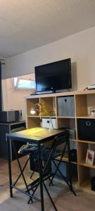 escritorio con TV y mesa con escritorio sidx sidx sidx sidx sidx sidx sidx sidx sidx sidx en Studio KAAN avec terasse 5mn Basel Airport, en Saint-Louis