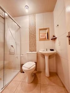 ボンビーニャスにあるVila Maduのバスルーム(トイレ、洗面台、シャワー付)