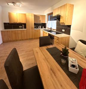 Landhaus Solaris في لوتاش: غرفة معيشة مع طاولة ومطبخ