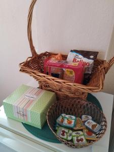 una cesta de comida y una caja en una mesa en Alexandra's Studio pyli, en Pýli