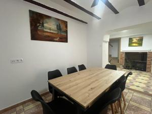 uma sala de jantar com uma mesa de madeira e cadeiras em CASA RURAL SAN GREGORIO em Las Eras