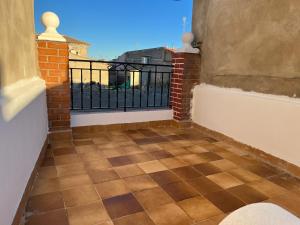 Elle comprend un balcon doté d'une clôture noire et de carrelage. dans l'établissement CASA RURAL SAN GREGORIO, à Las Eras