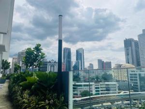 - une vue sur les toits de la ville avec de grands bâtiments dans l'établissement Quill 5 Star Residence, à Kuala Lumpur